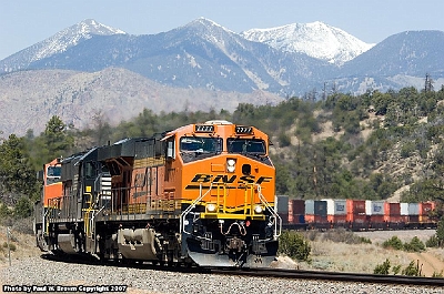 BNSF 7777 at MP 335 with Q-LACCIC3-17 at Cosnino AZon 18 April 2007.jpg